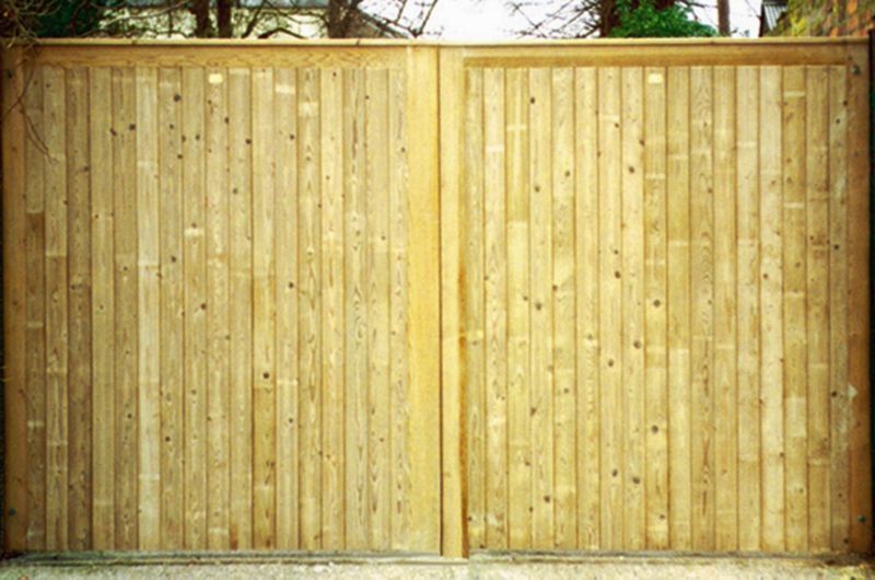 Overall width from outside of post to outside of post is 3.45m/11ft 4in, Jakcure  Softwood, Galvanised internal frame for extra strength and to eliminate twist and warp, Clad on both sides, so they look good from inside and outside, Integral hinges for maximum flexibility, Tongue'n'Groove style cladding, Post dimensions: 2.7m x 150mm x 150mm, Includes integral hinges, ring latch, drop bolt and centre gatestop