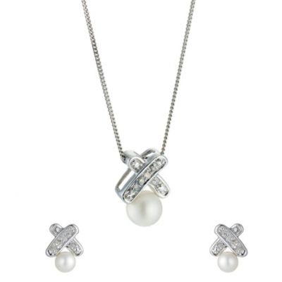 9ct White Gold Diamond and Pearl Kiss Pendant